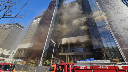 부산 반얀트리 호텔 신축공사장 불 [연합뉴스]